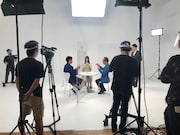 「コンフィデンスマンTV」第1回のメイキング写真。