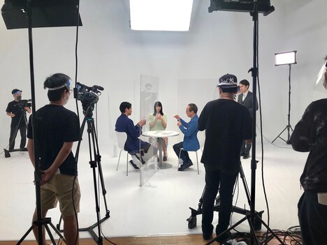 「コンフィデンスマンTV」第1回のメイキング写真。