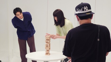 「コンフィデンスマンTV」第3回のメイキング写真。