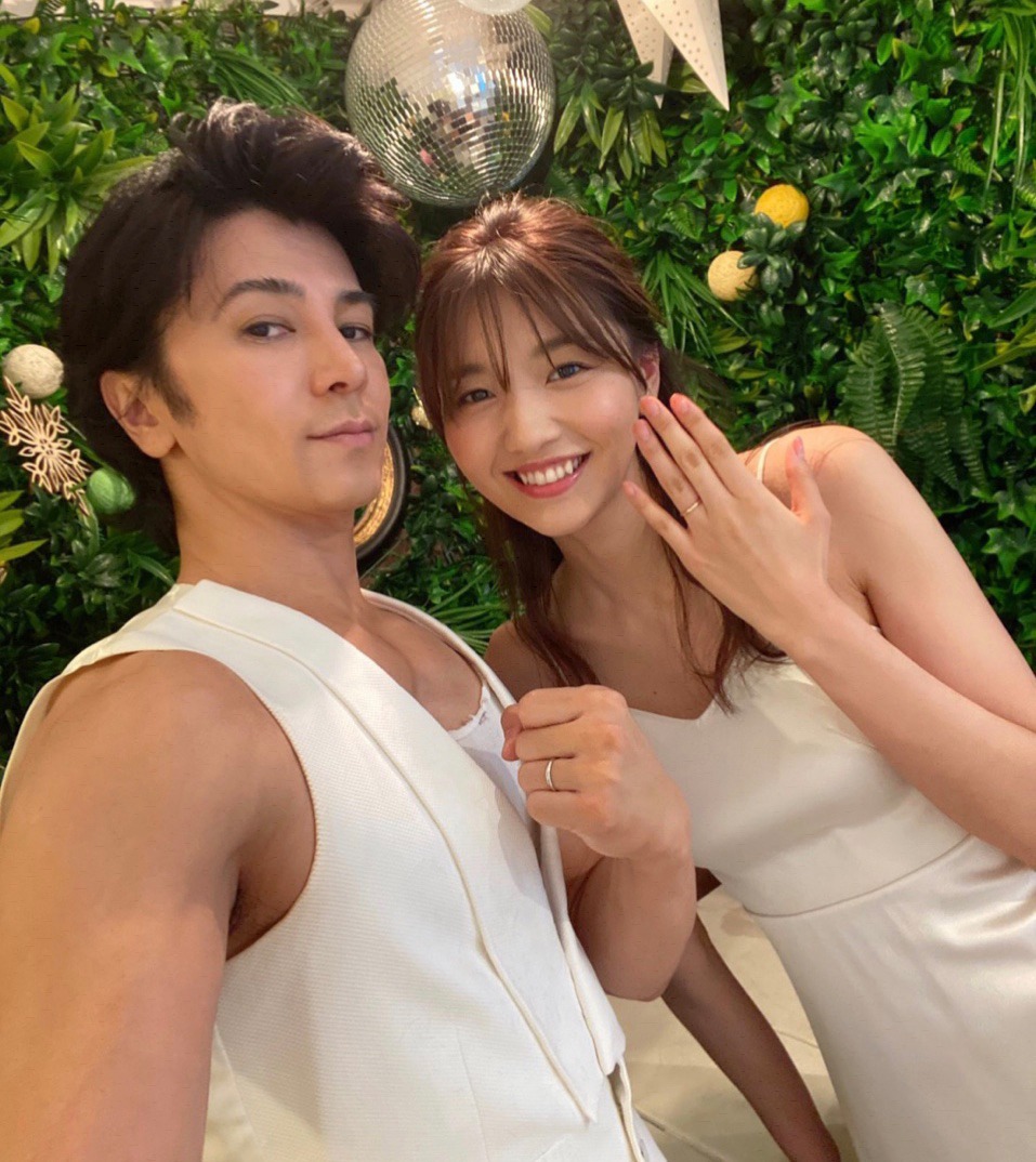 武田真治（左）と静まなみ（右）。