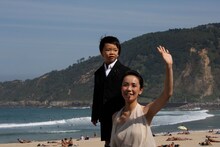 2010年にサンセバスチャン国際映画祭に参加した際の河瀬直美（右）と息子（左）。