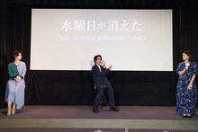 左から石橋菜津美、中村倫也、深川麻衣。