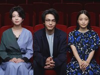 「水曜日が消えた」舞台挨拶イベントの様子。左から石橋菜津美、中村倫也、深川麻衣。