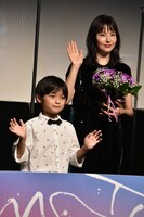 左から郡司翔、長澤まさみ。