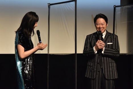 阿部サダヲ（右）をフォローする長澤まさみ（左）。