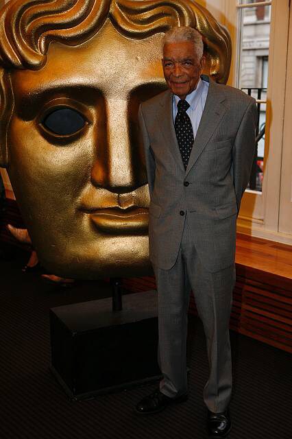 “イギリスで最初のブラックフィルムスター”アール・キャメロンが102歳で死去