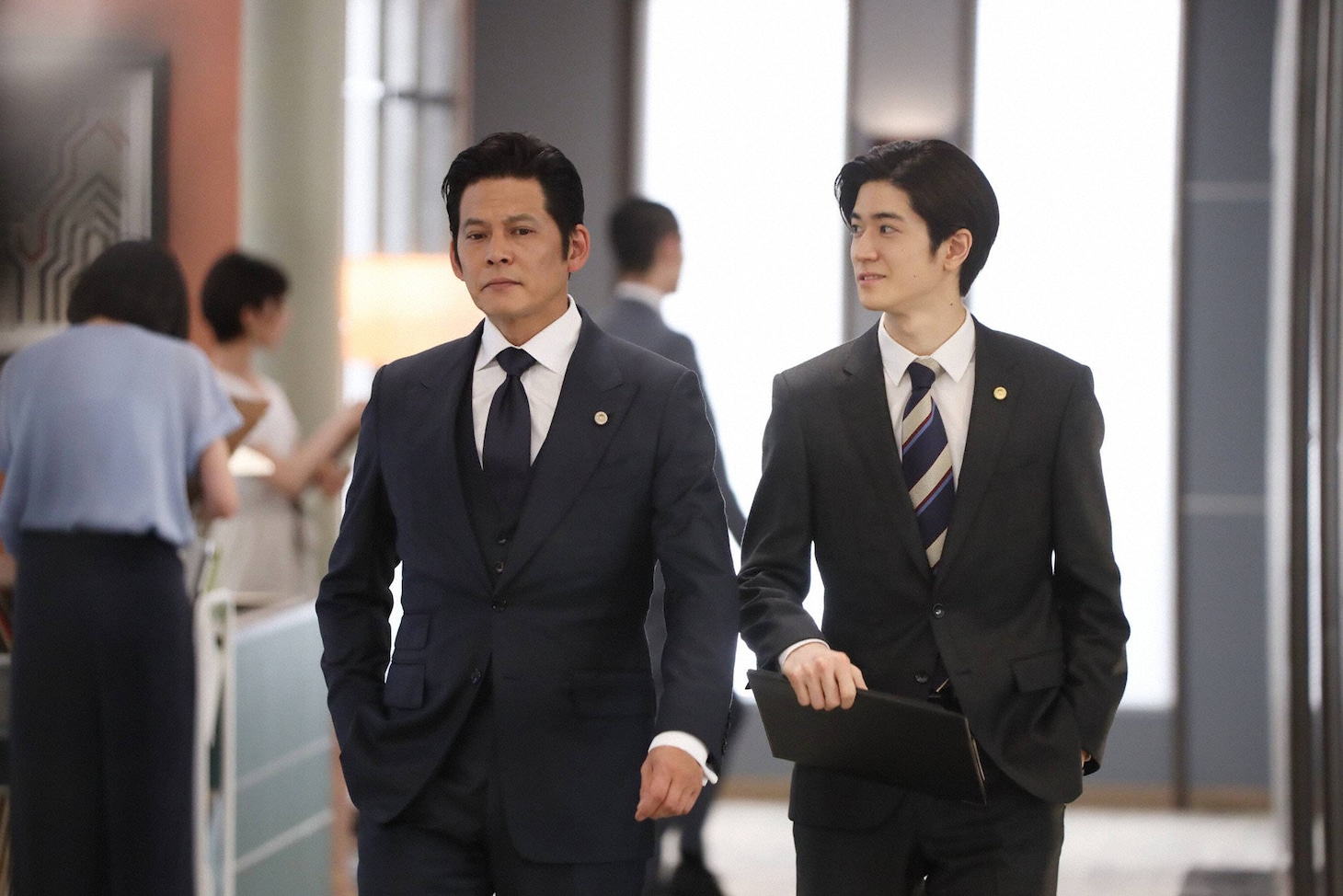 織田裕二演じる甲斐正午（左）と、中島裕翔演じる鈴木大輔（右）。