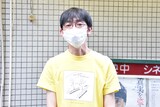 田中俊介がデザインしたシネマスコーレ応援Tシャツを着た坪井篤史。