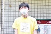 田中俊介がデザインしたシネマスコーレ応援Tシャツを着た坪井篤史。