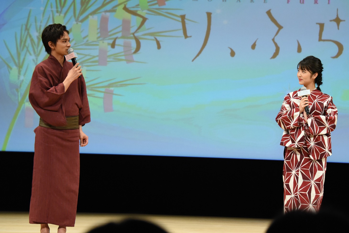 左から北村匠海、浜辺美波。
