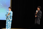 左から福本莉子、赤楚衛二。