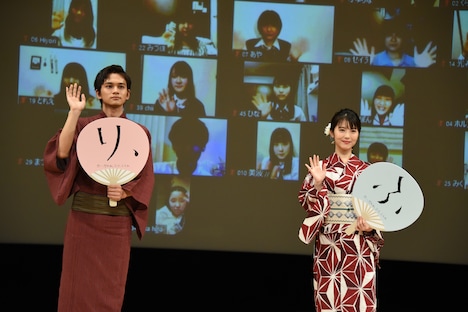 左から北村匠海、浜辺美波。