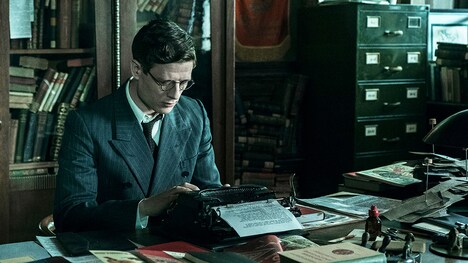 「赤い闇 スターリンの冷たい大地で」より、ジェームズ・ノートン演じるガレス・ジョーンズ。