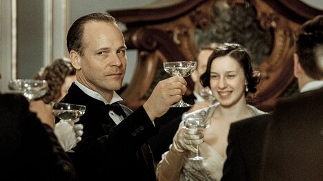 「赤い闇 スターリンの冷たい大地で」より、ピーター・サースガード演じるウォルター・デュランティ。