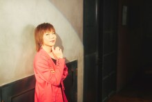 ストーリーテラーを務めるミッツ・マングローブ。