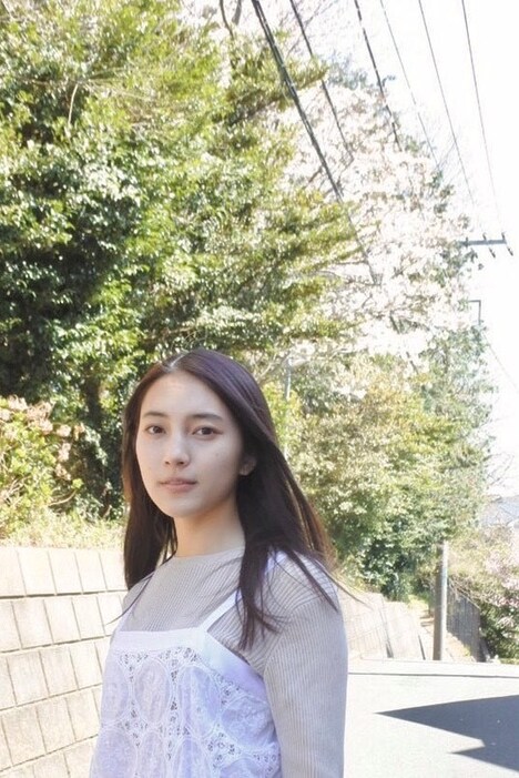 久保田紗友が主演を務める「年に一度の再会を」より。