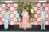 左から奈緒、松本穂香、角川春樹。