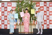 左から奈緒、松本穂香、角川春樹。