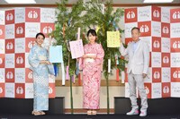左から奈緒、松本穂香、角川春樹。