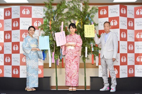 左から奈緒、松本穂香、角川春樹。