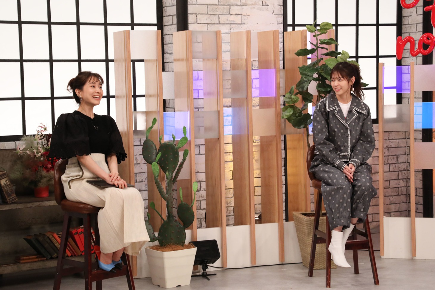 左から田中みな実、西野七瀬。