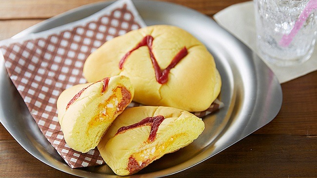 「サテンのオムライス風パン」（税抜100円）