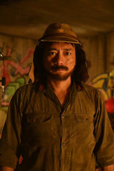 博多華丸演じる三平三平（ひげあり）。