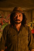 博多華丸演じる三平三平(ひげあり)。