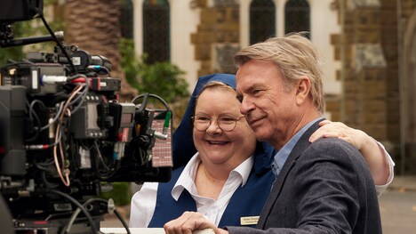 「ライド・ライク・ア・ガール」オフショット。左からマグダ・ズバンスキー、サム・ニール。