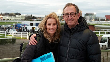 「ライド・ライク・ア・ガール」オフショット。左からレイチェル・グリフィス、リチャード・ケディ。