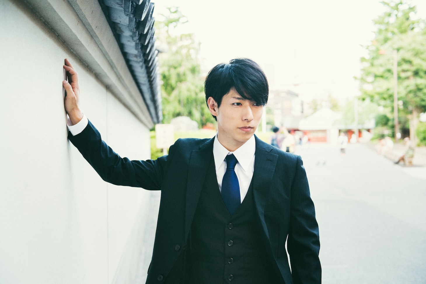 青田役の谷佳樹。