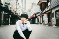 白石役の佐藤永典。