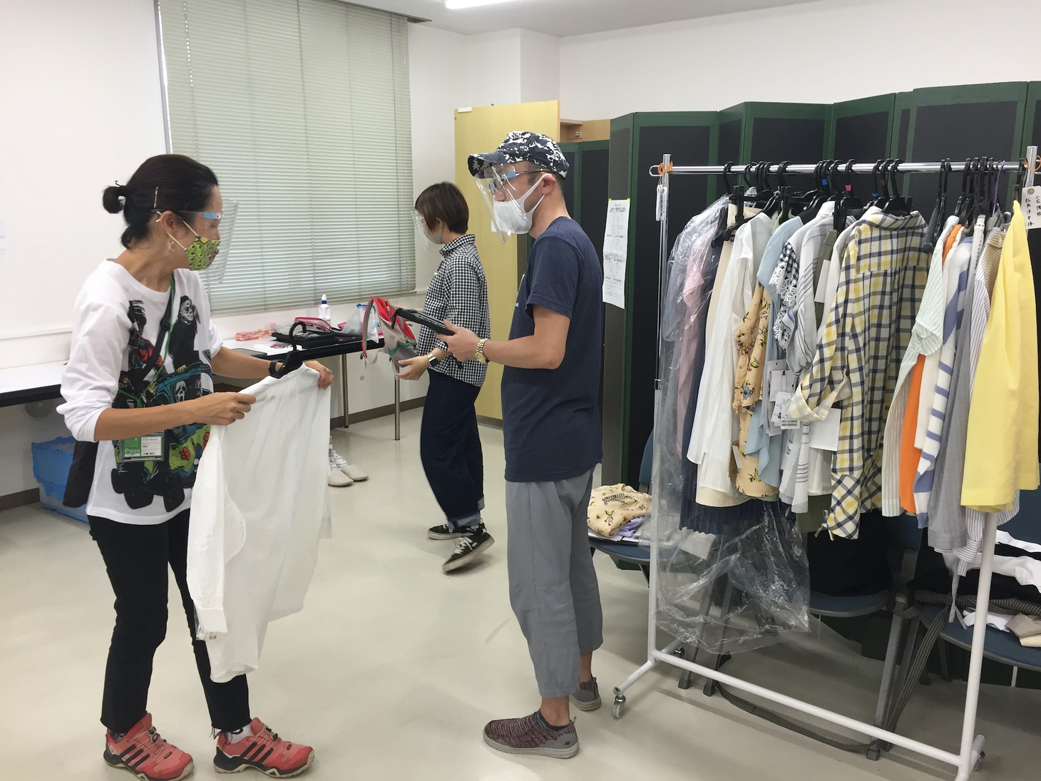 「樹海村」衣装合わせの様子。