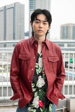 菅田将暉演じる“素性の知れない男”。