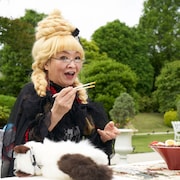 「ロボコン」トルネード婆々役・清水ミチコがチンジャオロース手に踊る