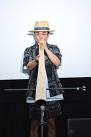 ディジュリドゥを演奏するGOMA。