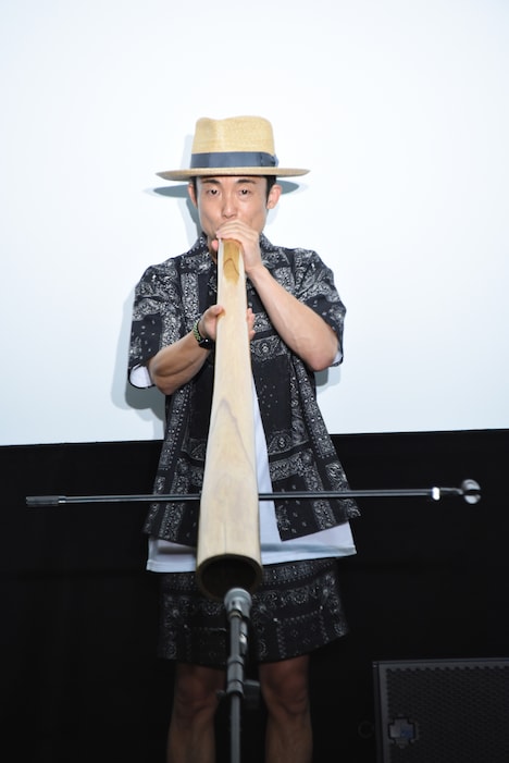 ディジュリドゥを演奏するGOMA。