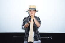 ディジュリドゥを演奏するGOMA。