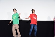 「私モテダンス」を踊る吉野北人（左）、神尾楓珠（右）。
