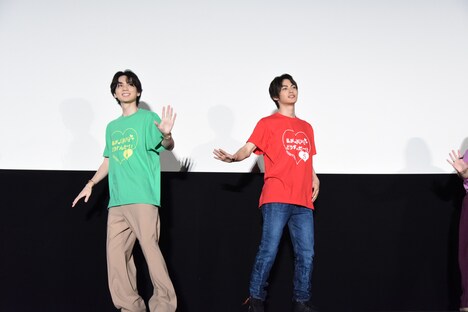 「私モテダンス」を踊る吉野北人(左)、神尾楓珠(右)。