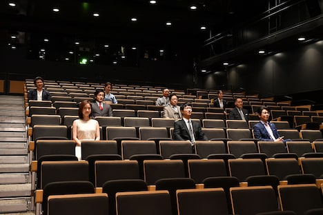 客席に座るキャストたち。