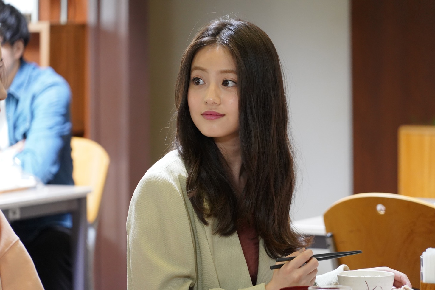 「親バカ青春白書」より、今田美桜演じる山本寛子。