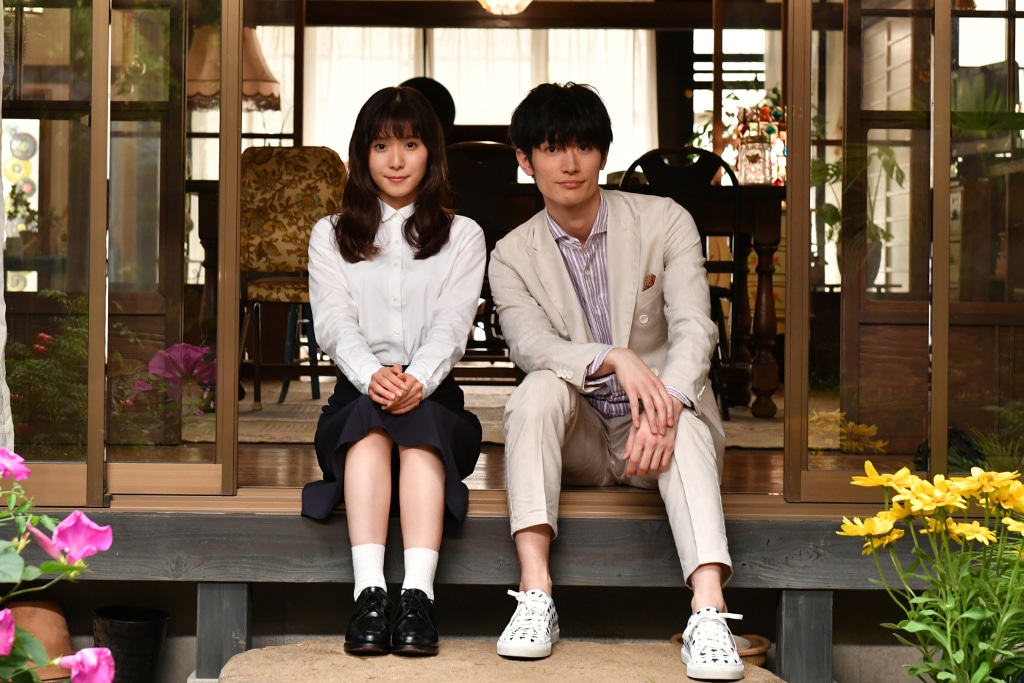 「おカネの切れ目が恋のはじまり」より、松岡茉優（左）と三浦春馬（右）。