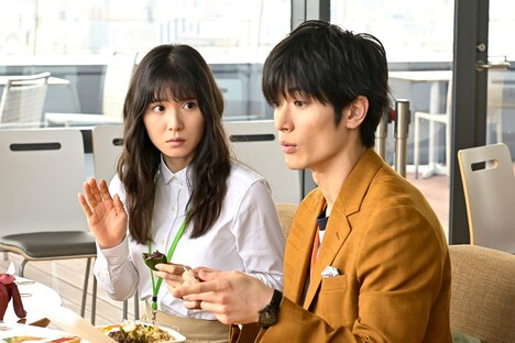 「おカネの切れ目が恋のはじまり」より、松岡茉優演じる九⻤玲⼦（左）と三浦春馬演じる猿渡慶太（右）。