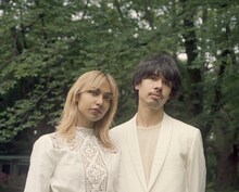 左からシャラ ラジマ、オカモトショウ。