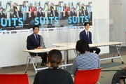 「SUITS／スーツ2」取材会の様子。左から織田裕二、中島裕翔。