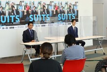 「SUITS／スーツ2」取材会の様子。左から織田裕二、中島裕翔。