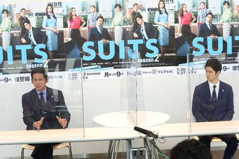 「SUITS／スーツ2」取材会の様子。左から織田裕二、中島裕翔。