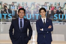 「SUITS／スーツ2」取材会の様子。左から織田裕二、中島裕翔。