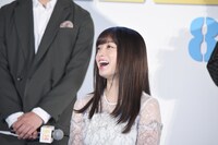 ママチャリに乗って現れた永瀬廉を迎える橋本環奈。